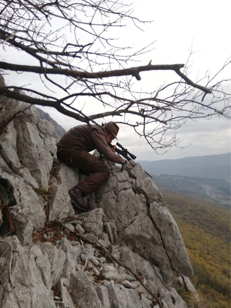 Riflescopes for mountain hunting are designed for long-range shooting